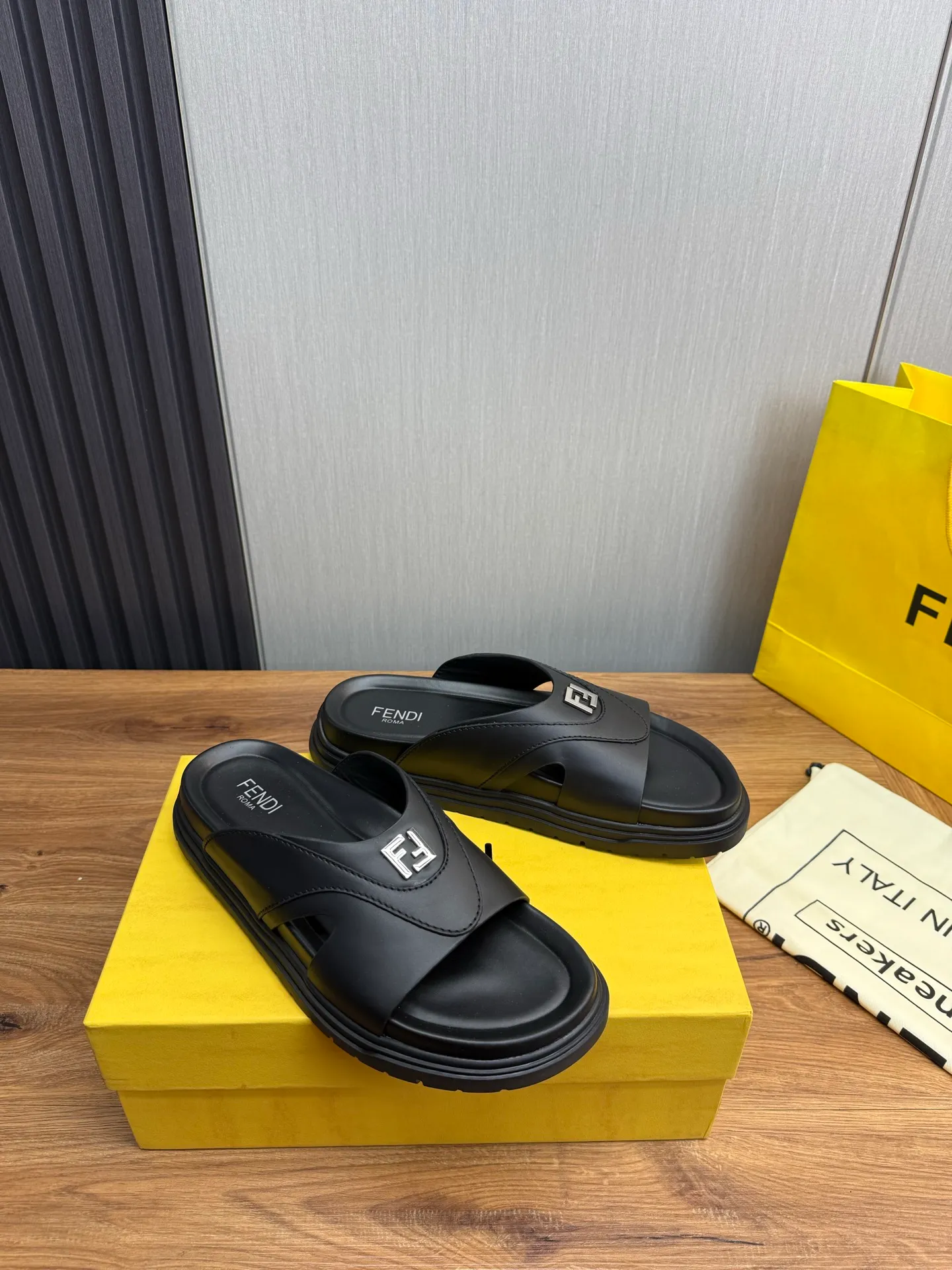 Men's shoes 💰400💰 Fendi men's slippers, made one to one on the FENDI official website, sizes 38-45 45 46 🉑️Customized!